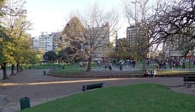Parque Juan Zorrilla de San Martín con áreas verdes y caminerías