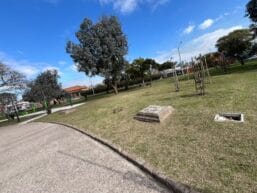 Limpieza de plaza pública con presencia de cuidaparques