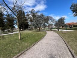 Equipo de trabajo supervisando el entorno de una plaza