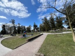 Equipo de trabajo supervisando el entorno de una plaza
