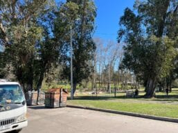 Equipo de trabajo supervisando el entorno de una plaza